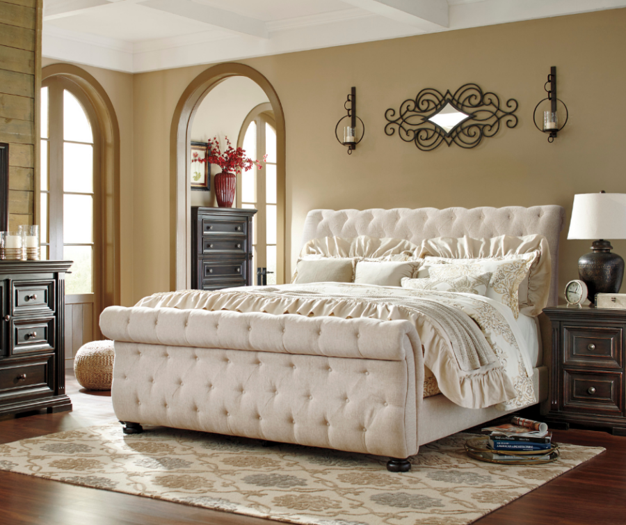 Ashley Willenburg Linen voodi püüab pilke glamuurse ja luksusliku välimusega.