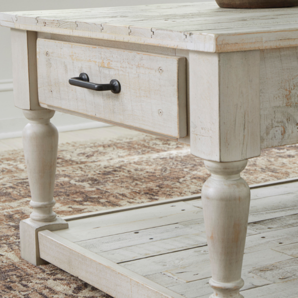 Ashley Shawnalore diivanilaua sahtel.