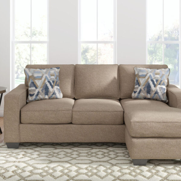 Ashley Greaves nurgadiivan on kaasaegse disainiga elegantne diivan, mis lisab interjööri trendikust. Nurgadiivani neutraalne tekstuurse šenillitundega kattekangas sobib kõigega kokku. Kohandatud kastikujulised padjad ja kitsenevad jalad annavad puhta ning kaasaegse esteetika.