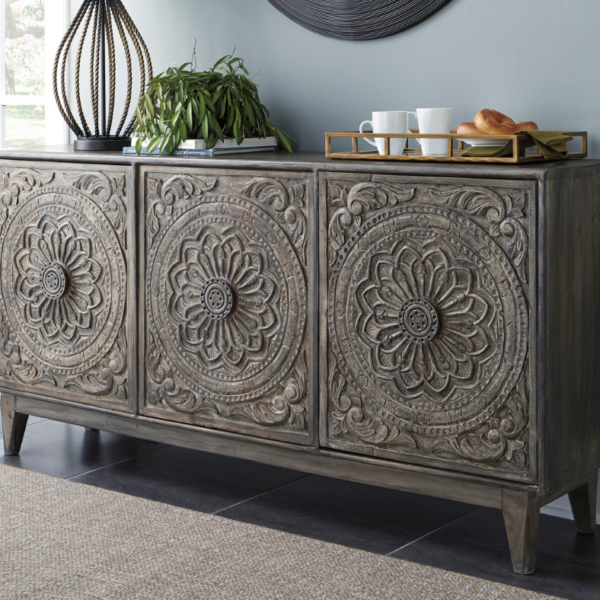 Omanäolise disainiga Ashley Fair Ridge accent kummut.