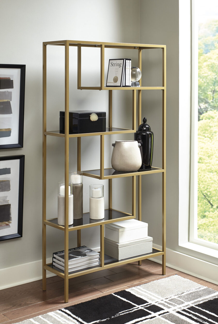 Ashley Frankwell riiul on elegantse disainiga, mis sobitub ideaalselt kaasaegsetes elu- ja kontoriruumides. Riiulit iseloomustab metallist kuldne karkass ja hallid toonitud klaasist pealisplaadid, mis lisavad kaunist aktsenti.