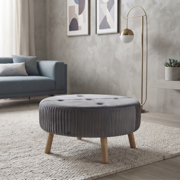 Hall sametist tumba Velvet Dark puidust raamiga elutoas