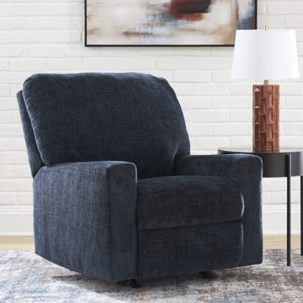 Trendikas tumesinine kiikuv recliner tugitool Aviemore elutoas.