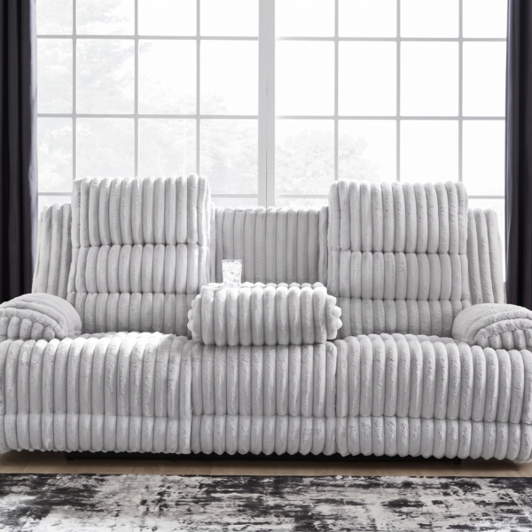 Recliner diivan Technique helehall ja velvetist kolmekohaline diivan elutoa taustal