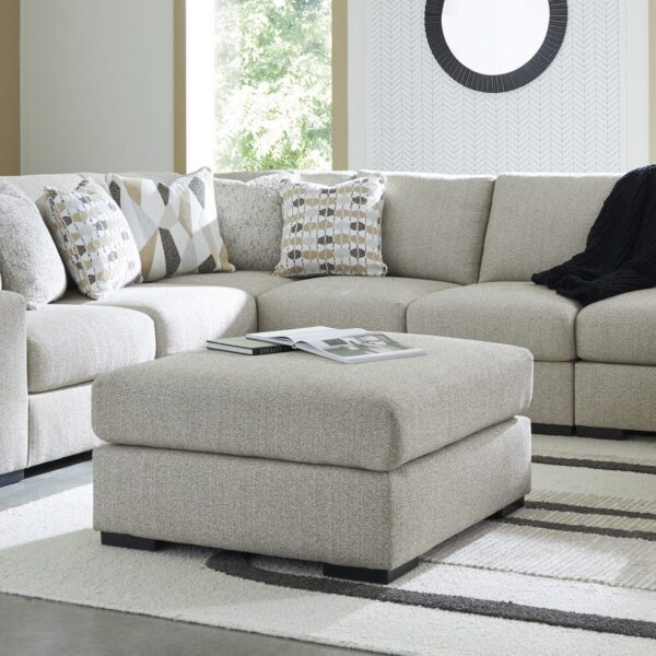 Pehme beež tumba Laurelgrove elutoas diivani ees