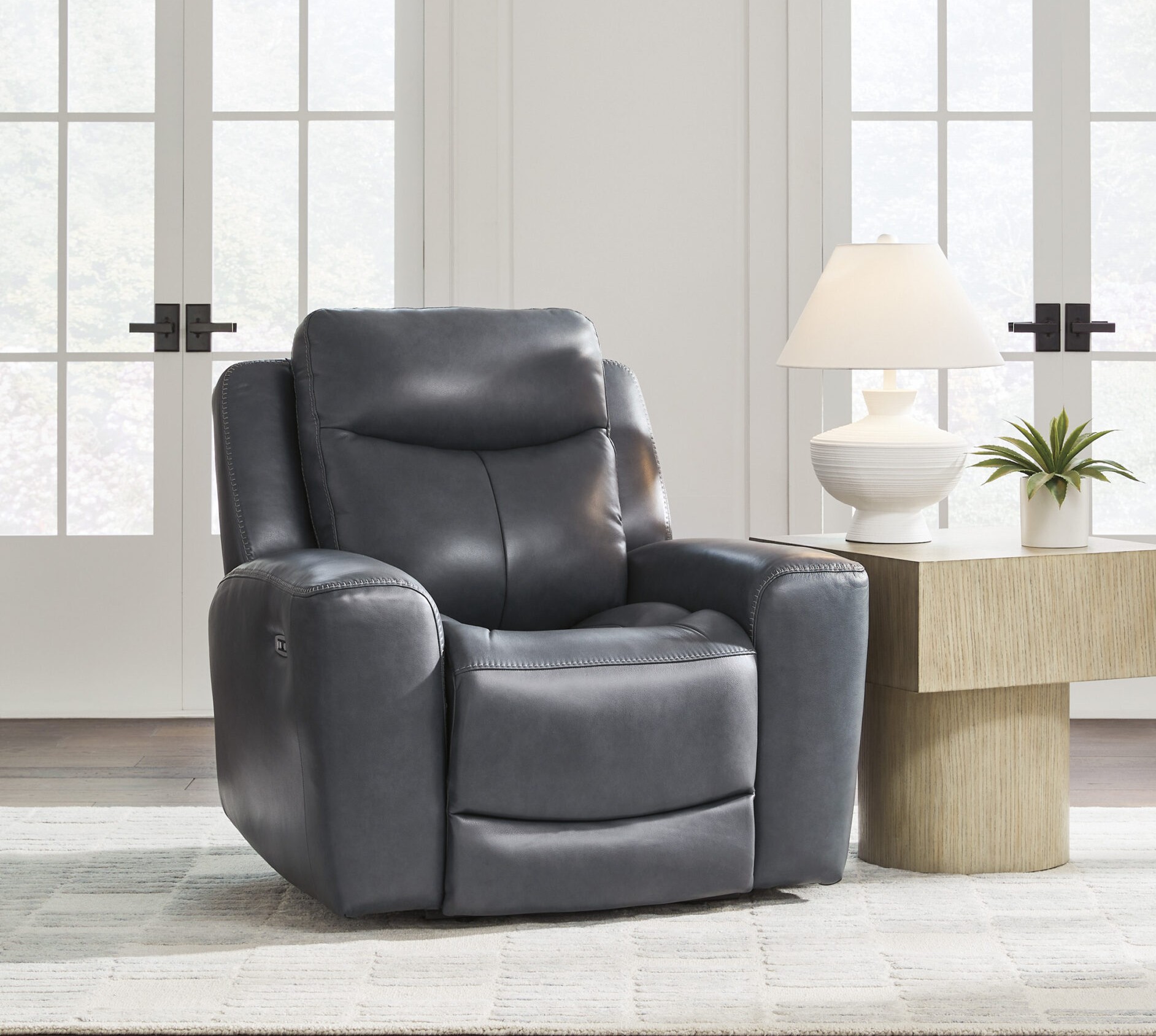 Elektriliselt reguleeritav nahast recliner tugitool Momentum Moves hallis värvitoonis.
