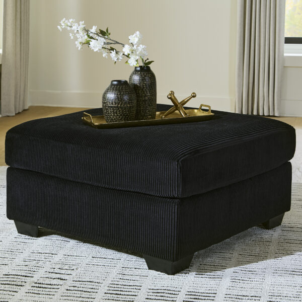Mustast velvetist tumba SimpleJoy kaasaegses elutoas